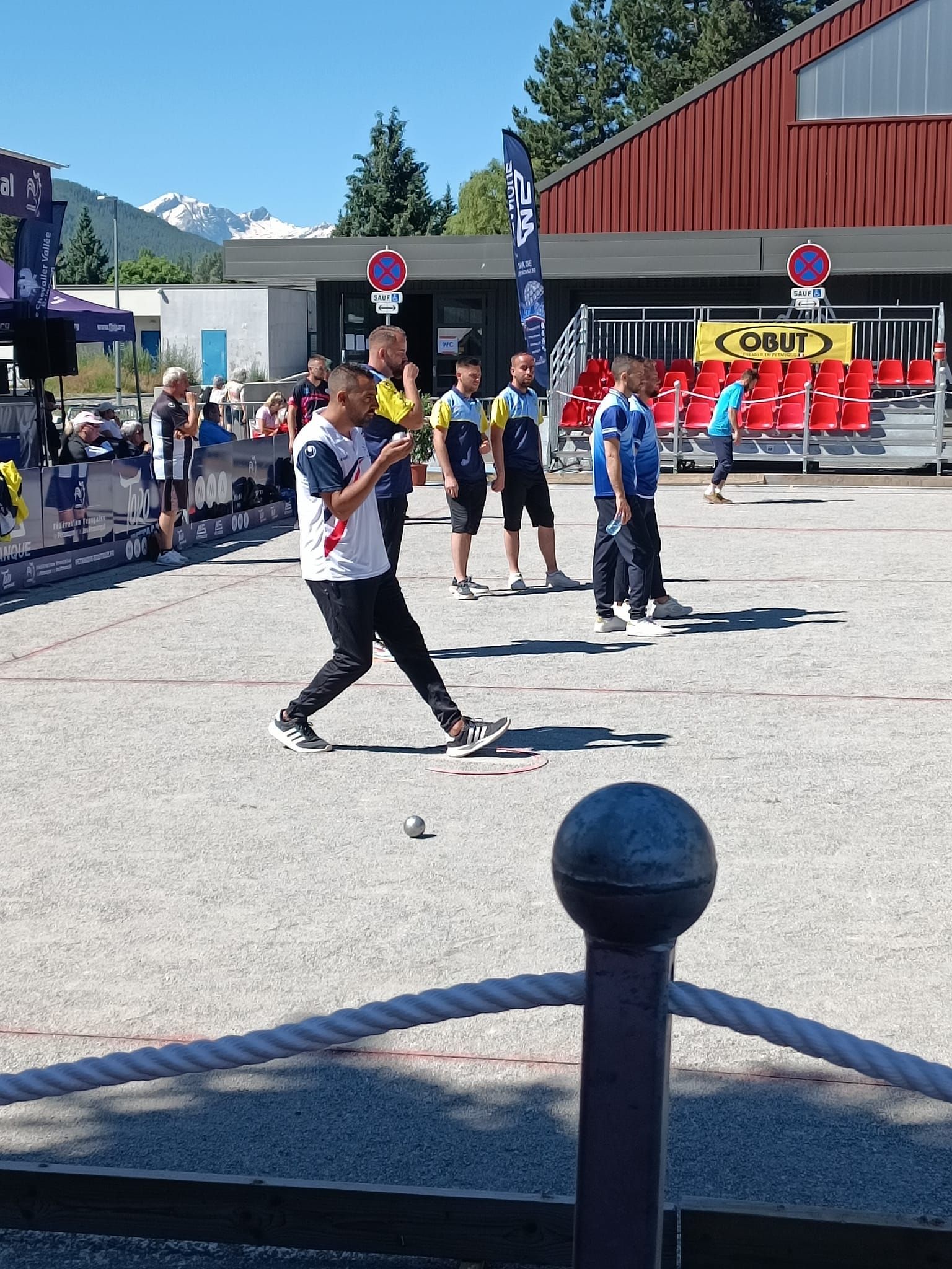 Joueur de pétanque licencié FFPJP en plein tir lors d'un concours à Briançon